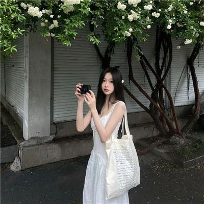 戴脚镣的女孩